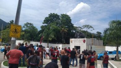 Photo of Torcedores do Flamengo protestam no Ninho do Urubu: “time sem vergonha”
